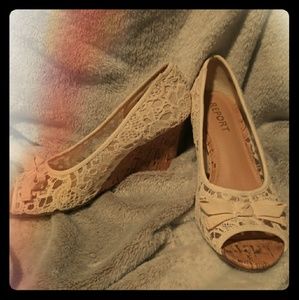 Report Lace Cream Wedges